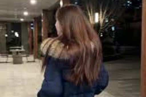 看宋雨琦穿短裙出席活动对长辈90度鞠躬才懂她火都是有原因的